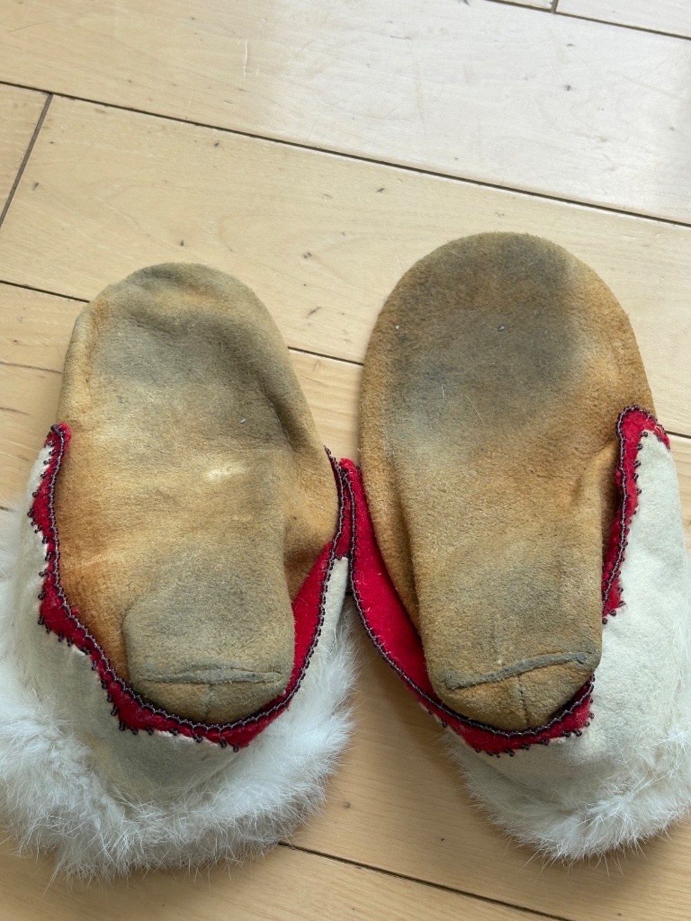 Authentic Indigenous Beaded Moccasins Suede Fur Trim Floral Slippers, Sz 6 - Picture 12 of 15